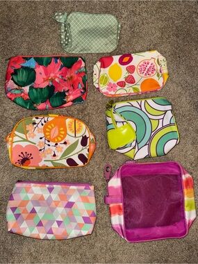 Clinique makeup bags lot of 8(one bag isn’t shown in first picture it’s the last
